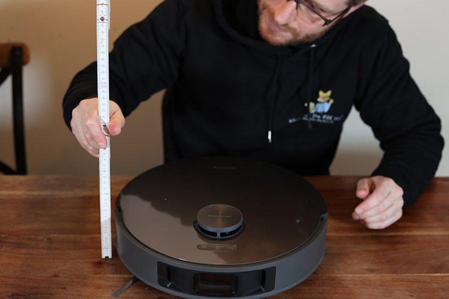 Dreame L10s Pro измеряется с помощью линейки.